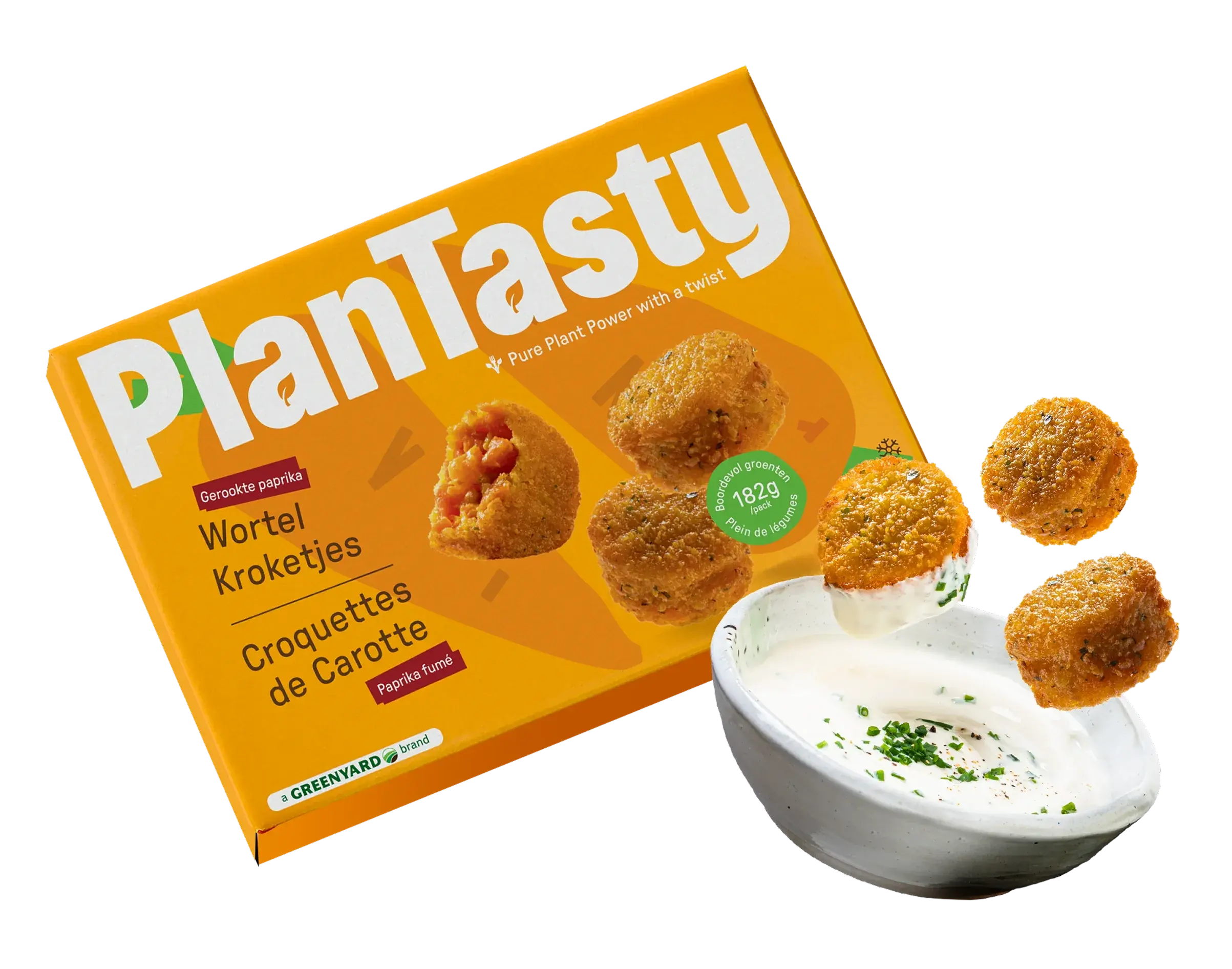 Vier krokante wortelkroketjes van PlanTasty zweven boven een kom dipsaus, met de verpakking op de achtergrond.